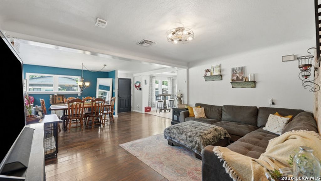 733 E Krezdorn, Seguin