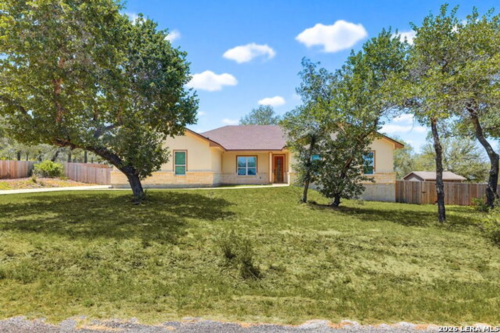 160 Log Cabin Way, Poteet