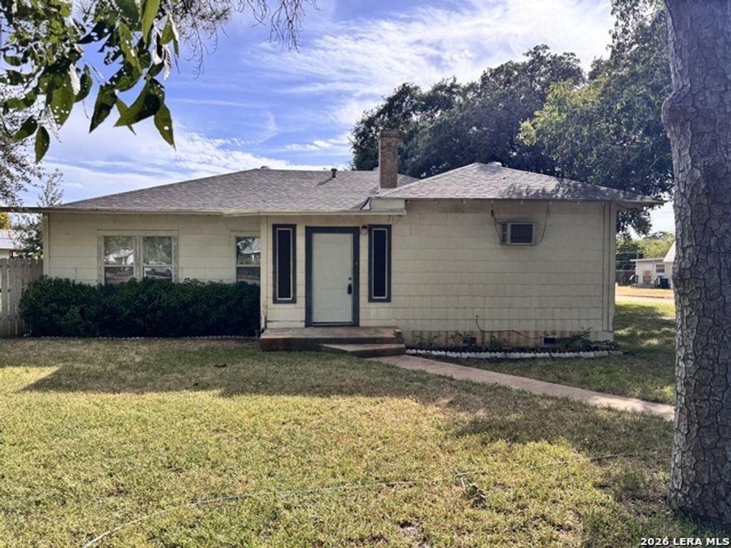 604 E Rio Grande, Pearsall