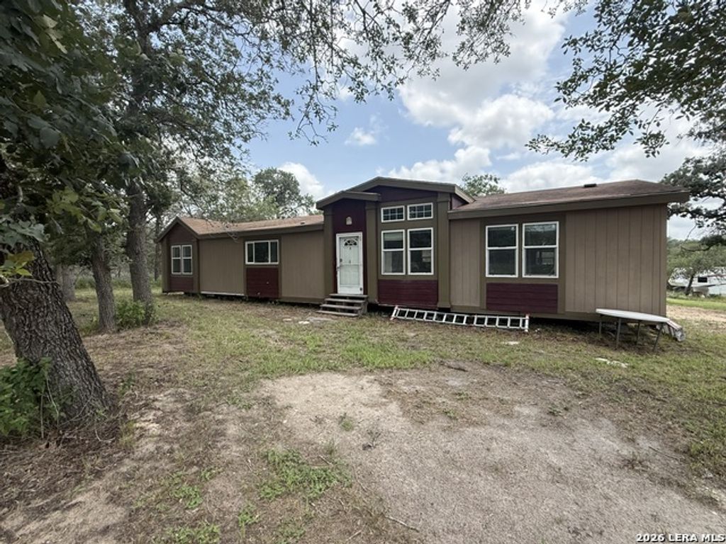 129 Oak Shadow, Floresville