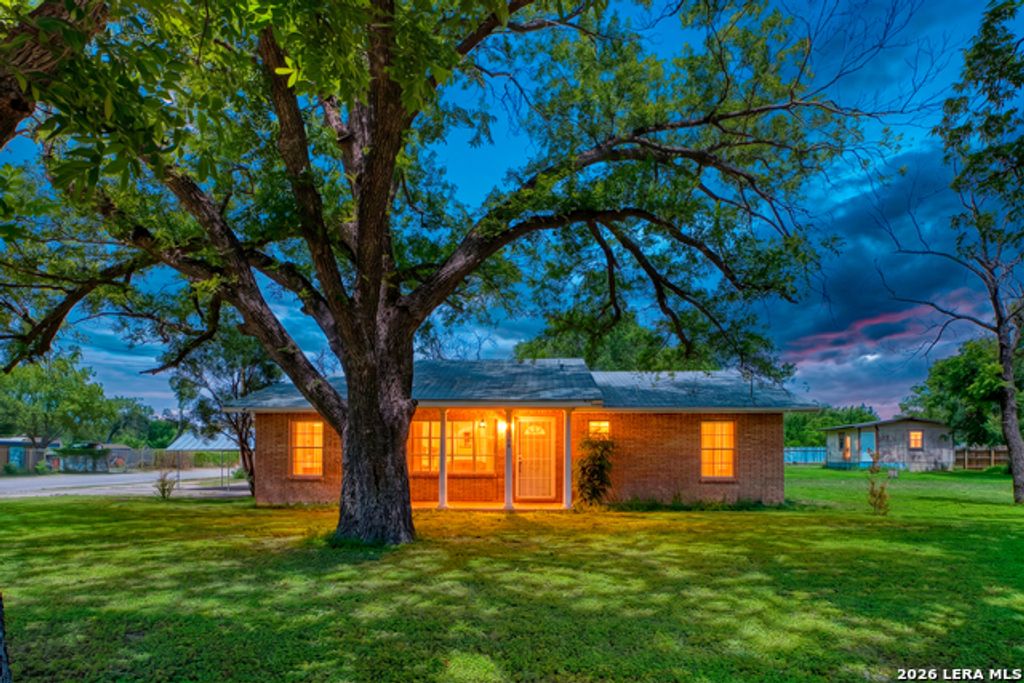 300 S Farrar, Uvalde