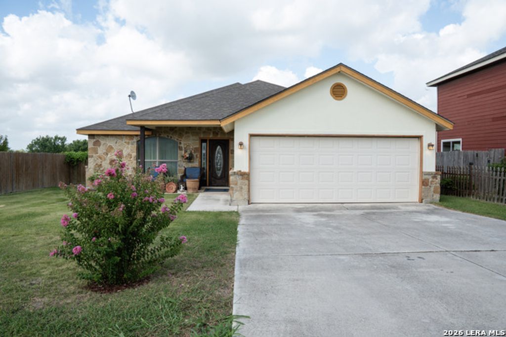 518 Indian Crossing, Jourdanton