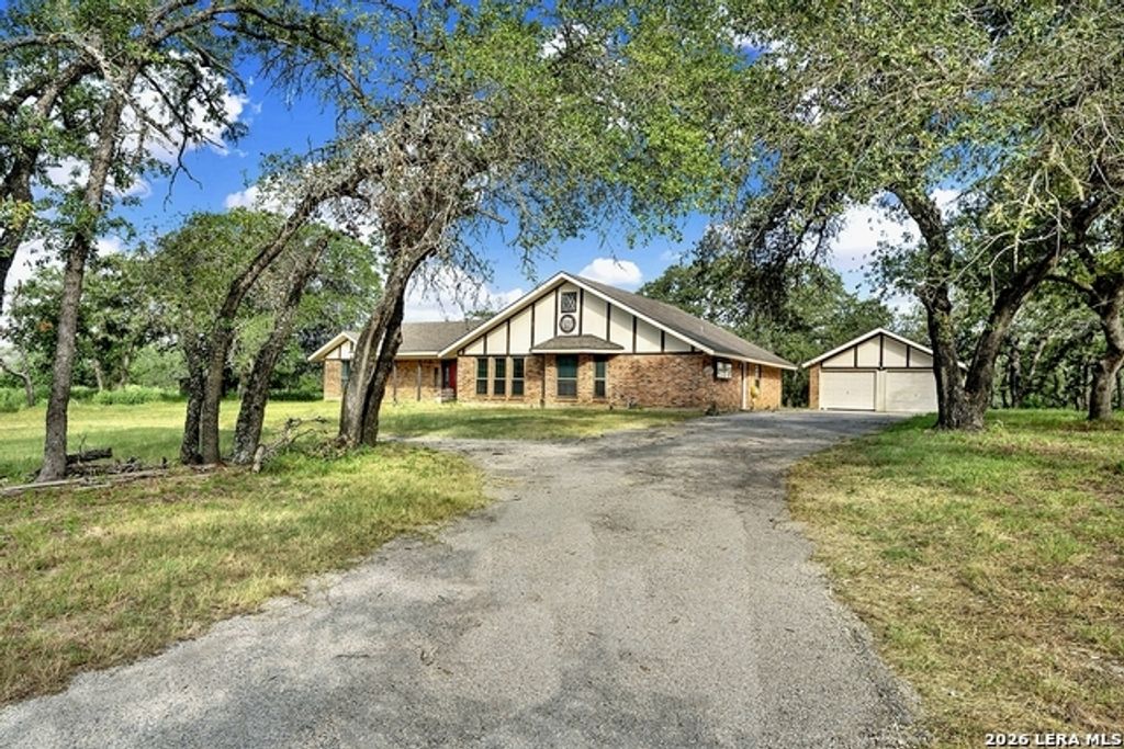 110 Post Oak, Floresville
