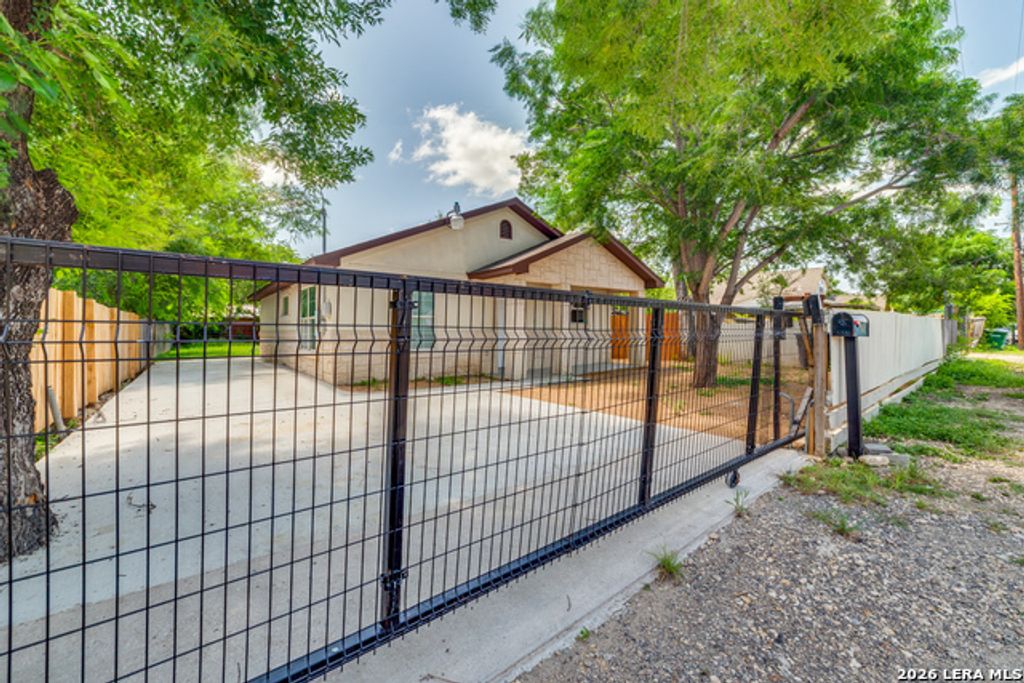 651 N San Augustine Ave, San Antonio