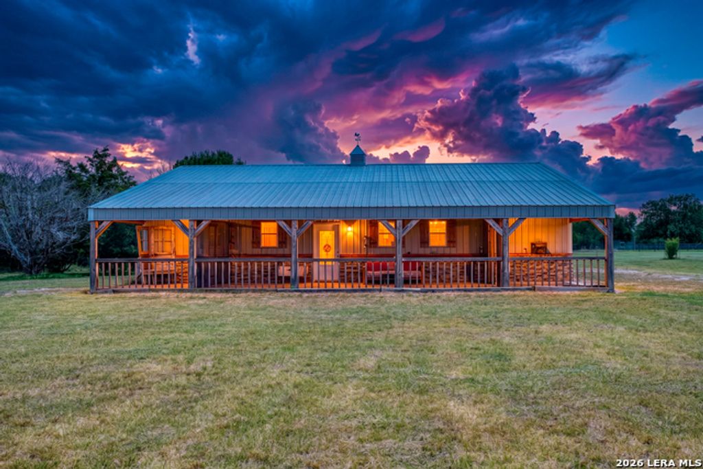 323 Buckskin Trl, Bandera