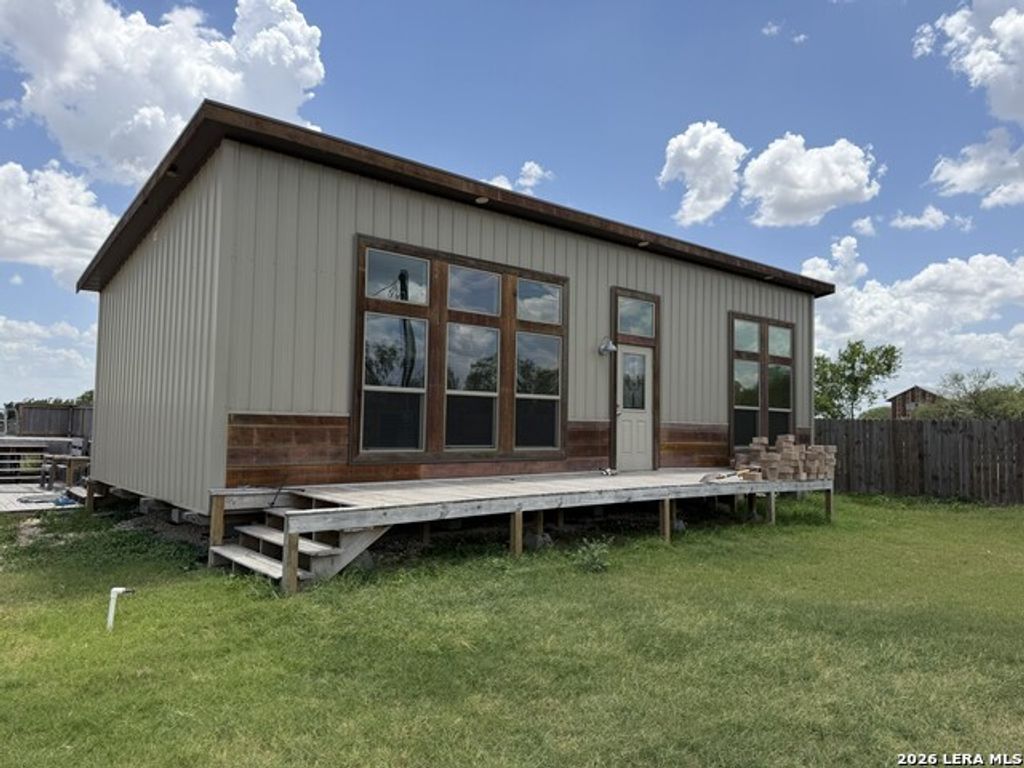 7002 County Road 4514, Devine