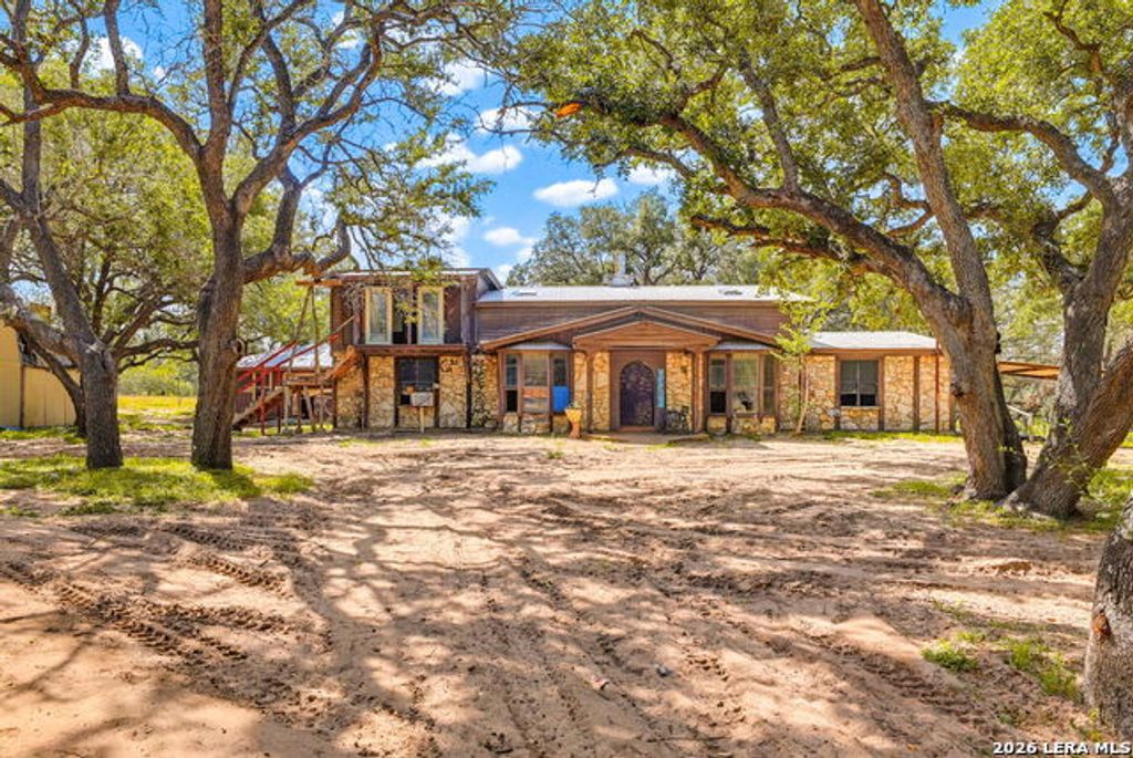 339 Shady Oaks Dr, Floresville
