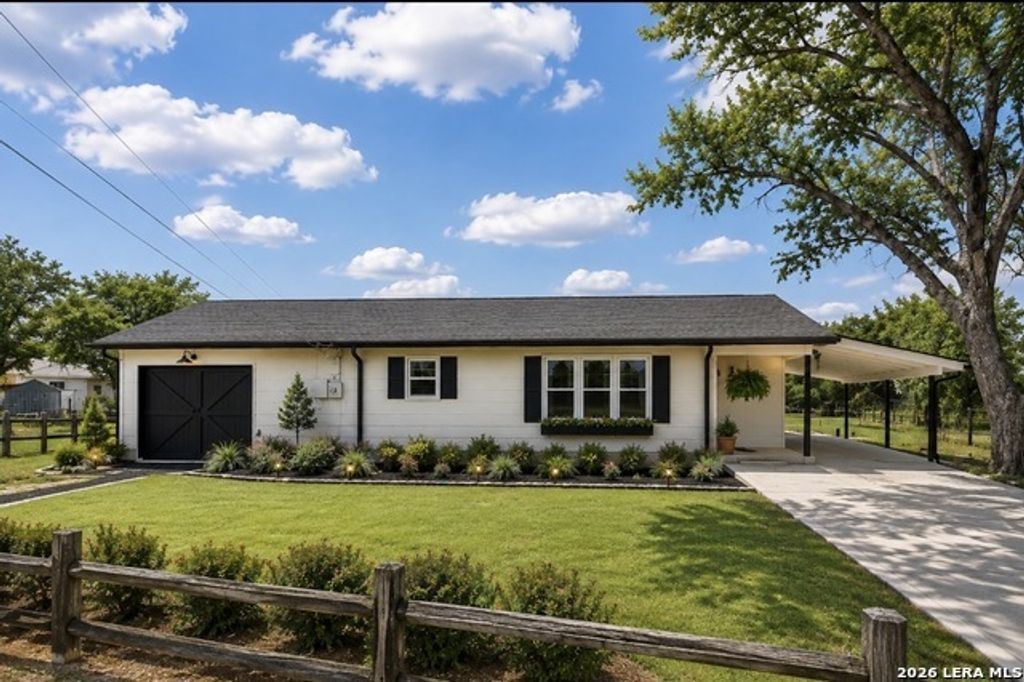 714 Orange St, Jourdanton