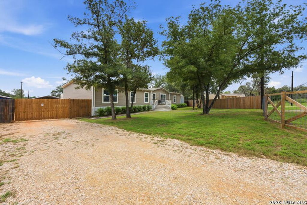 125 Acorn Holw, Poteet