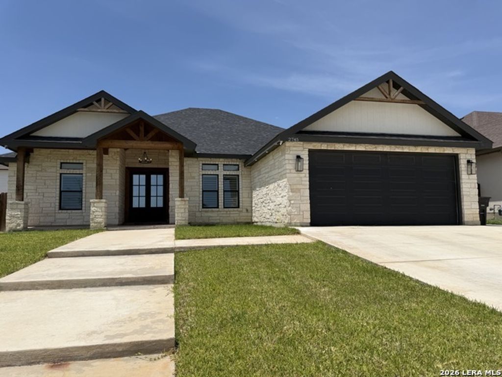 2745 Natalia Dr, Eagle Pass