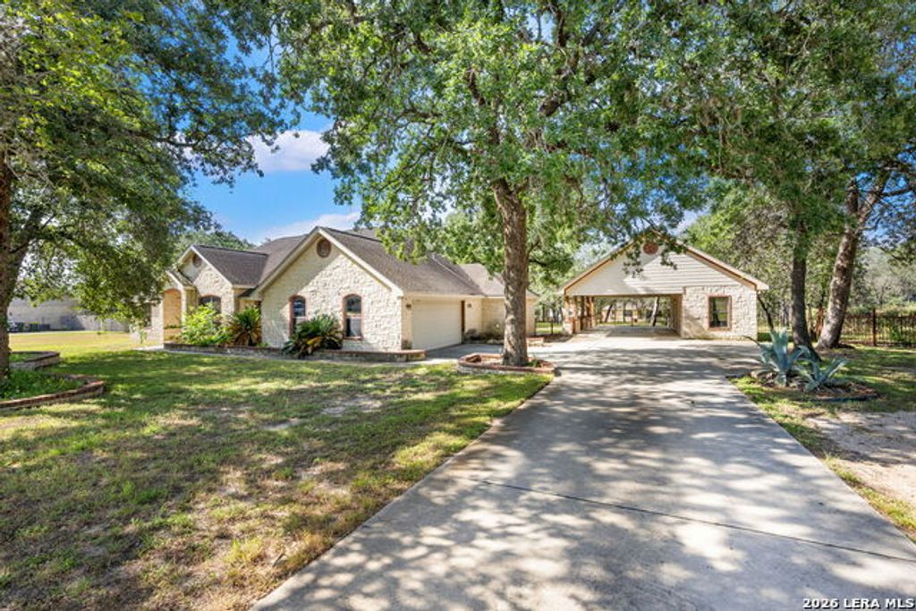 112 Legacy Trce, La Vernia