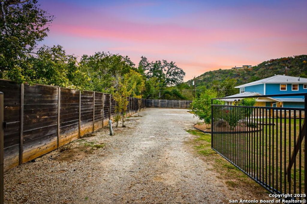 304 Hub Dr, Wimberley