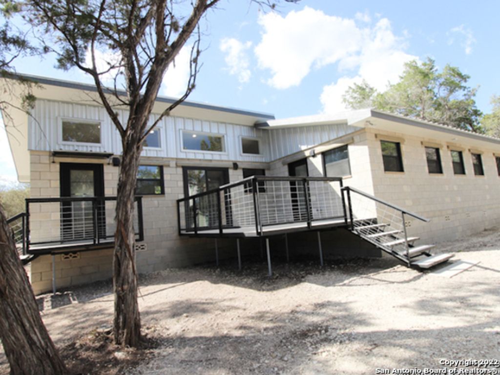 242 White Bass Dr, Lakehills