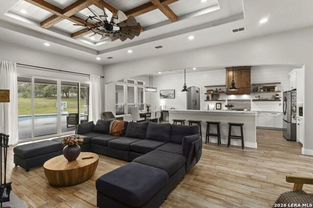 121 N Tranquility Dr, La Vernia