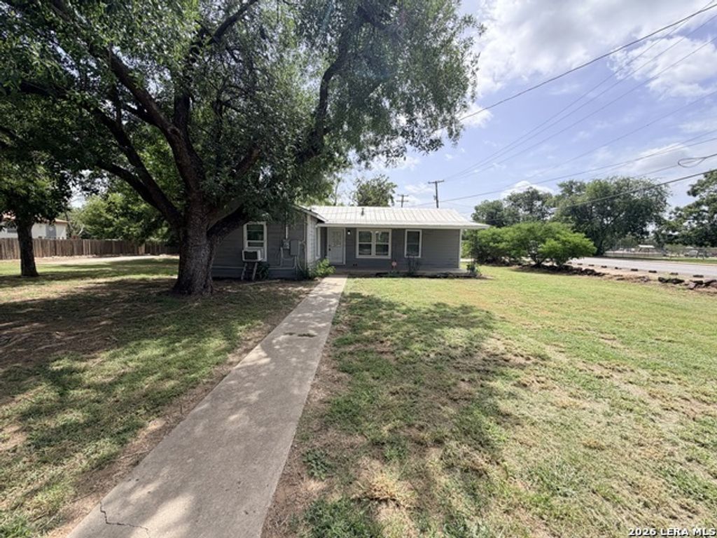 1404 N Main St, Pleasanton