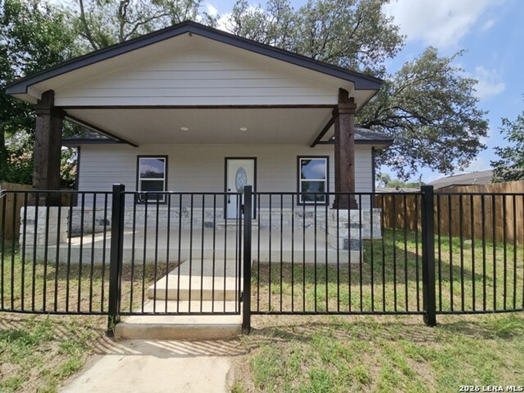 325 Ave B, Poteet
