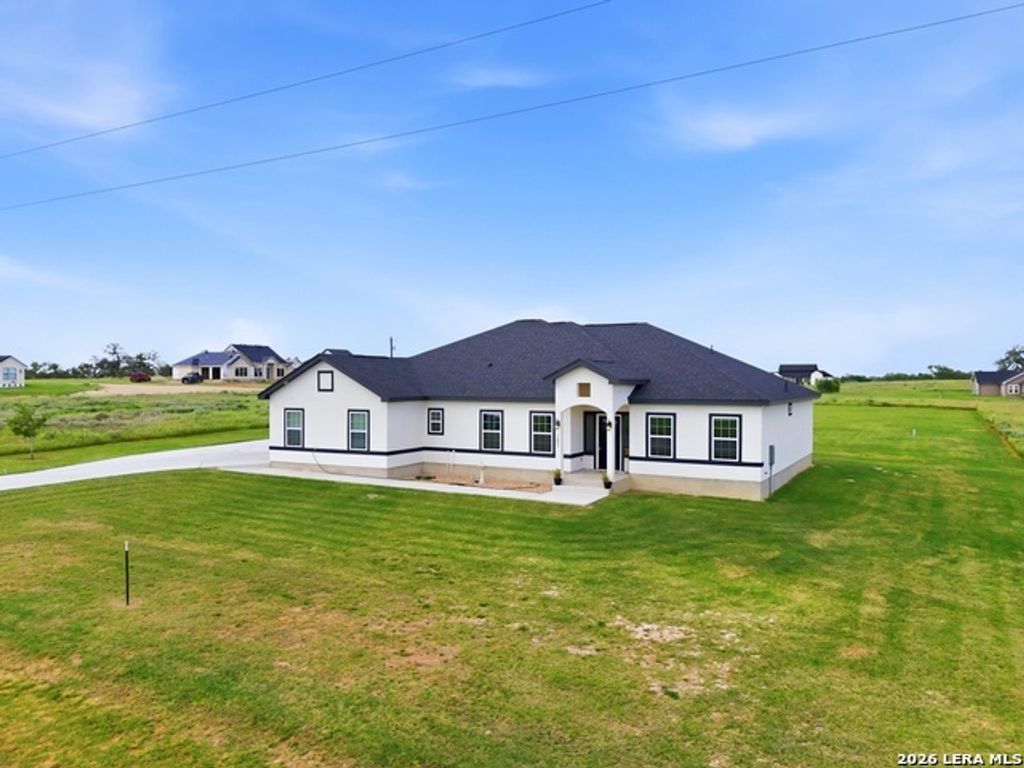 105 Hidden Cv, Floresville
