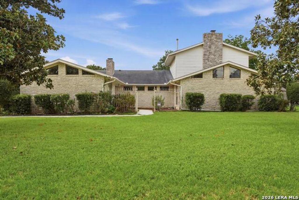 1633 Willow Creek Rd, Seguin