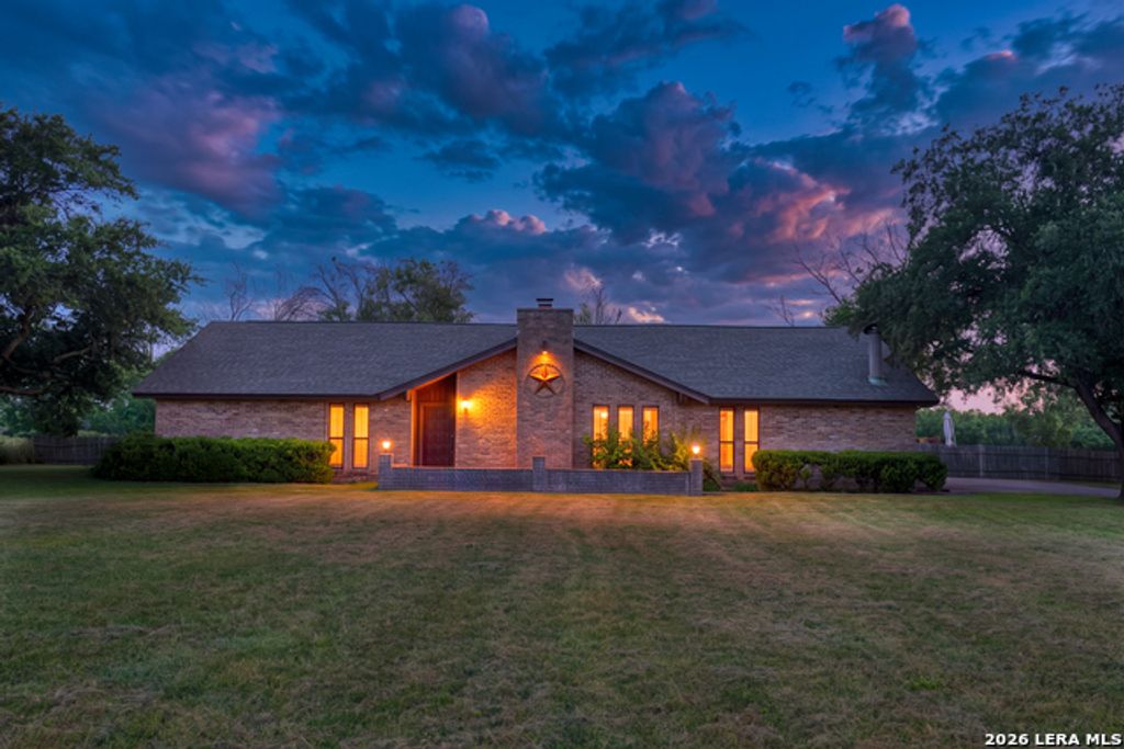 1016 County Road 373, Uvalde