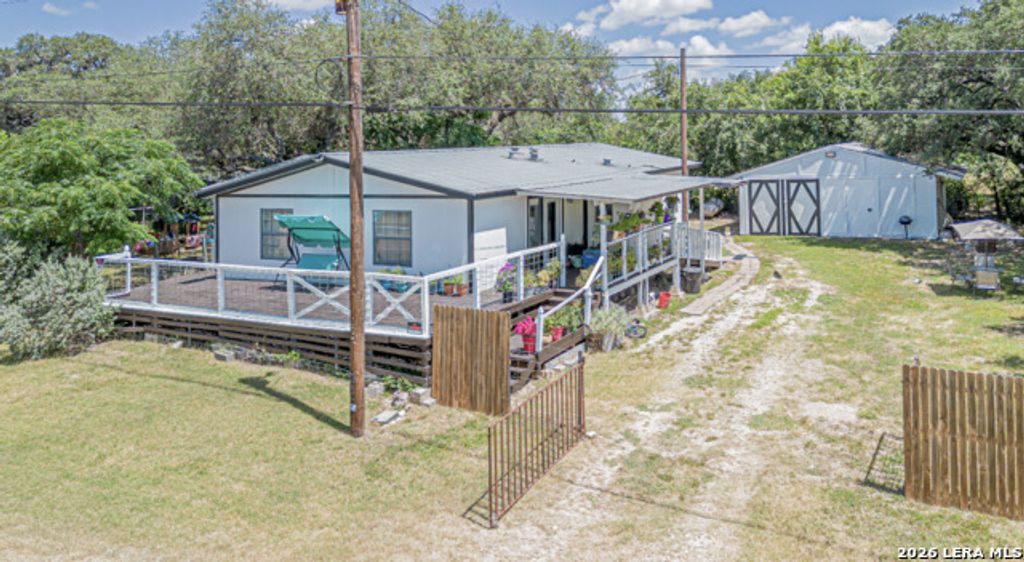 213 Bandera Dr, Bandera