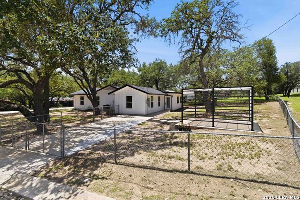 400 Wedgewood Way, Devine