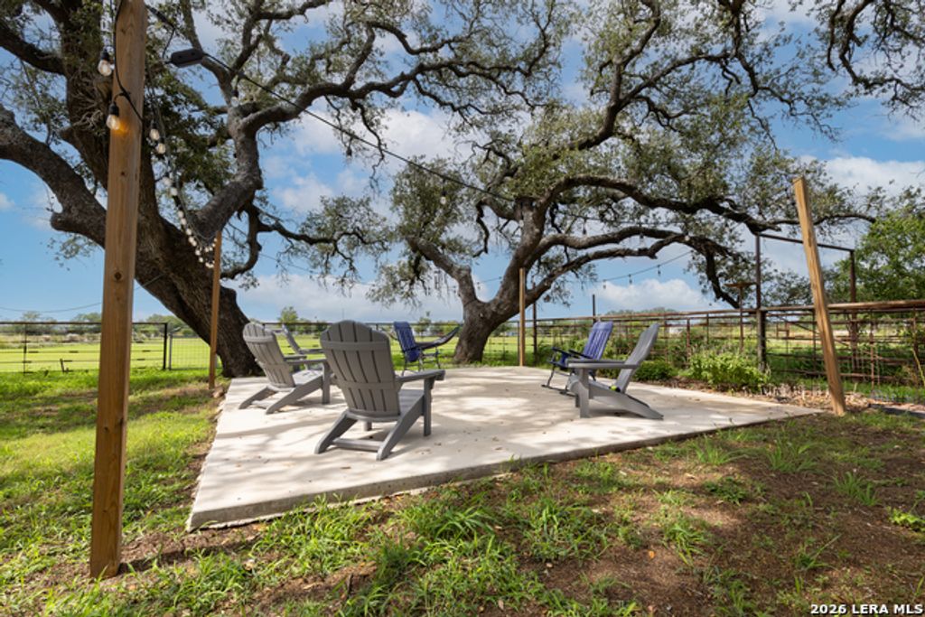 235 County Road 7712, Devine