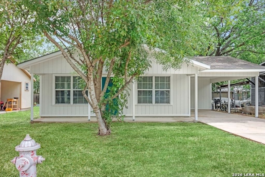 1037 N Guadalupe, Seguin
