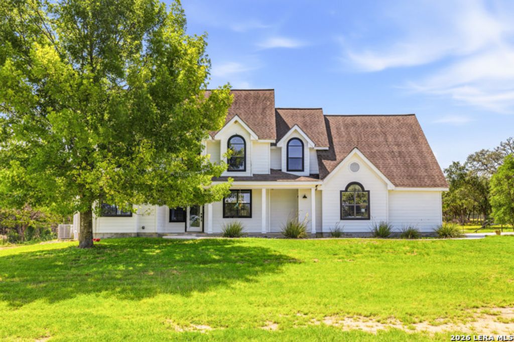 616 Green Oak Dr, Pipe Creek