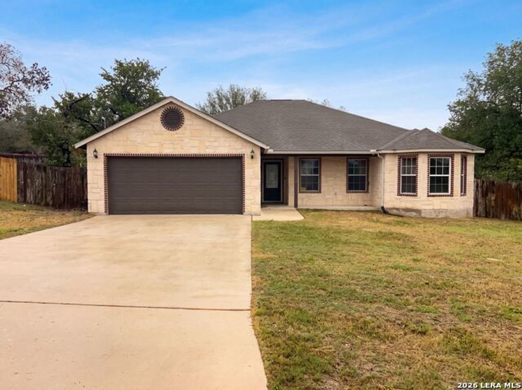 130 Log Cabin Way, Poteet