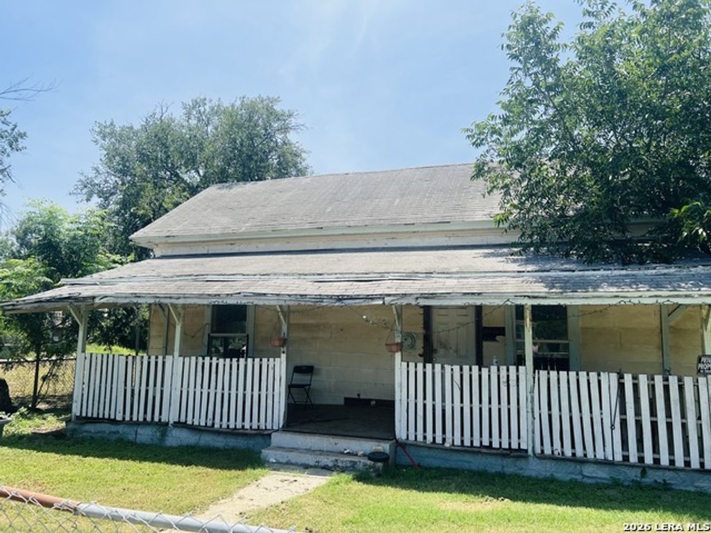 323 N Camp, Uvalde