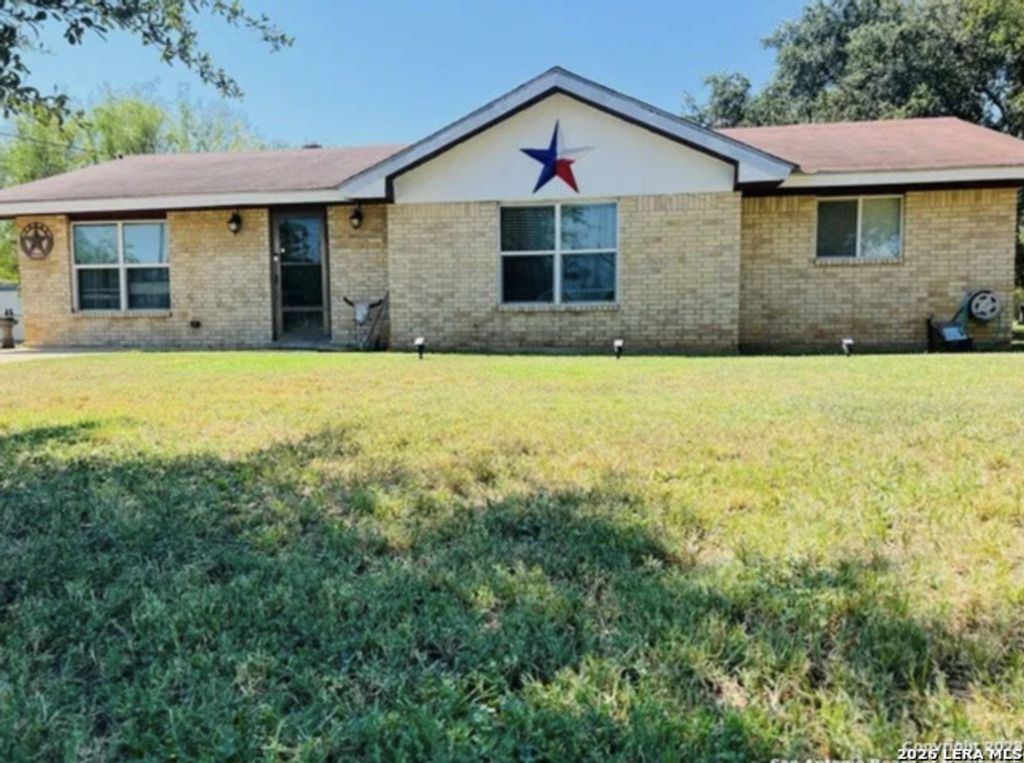 305 E Hugo St, Dilley