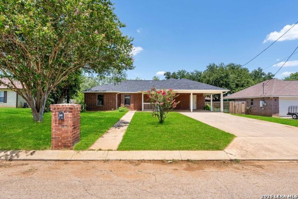109 Windcrest, Floresville