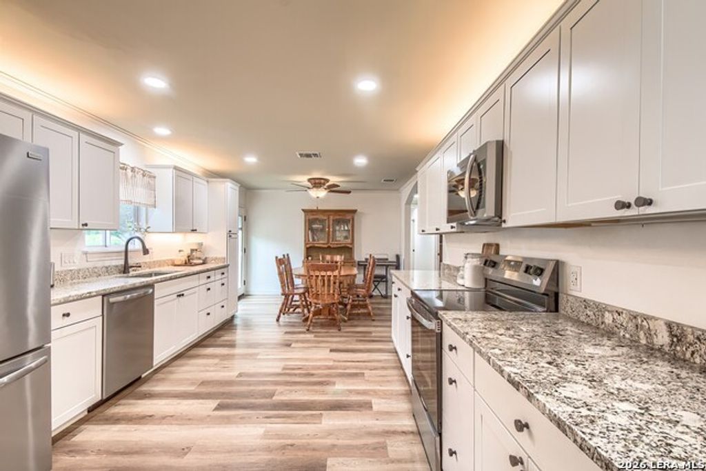 127 Hillcrest Dr, La Vernia