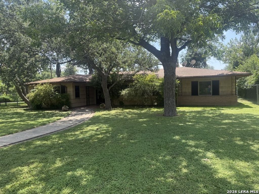 905 Black St, Uvalde