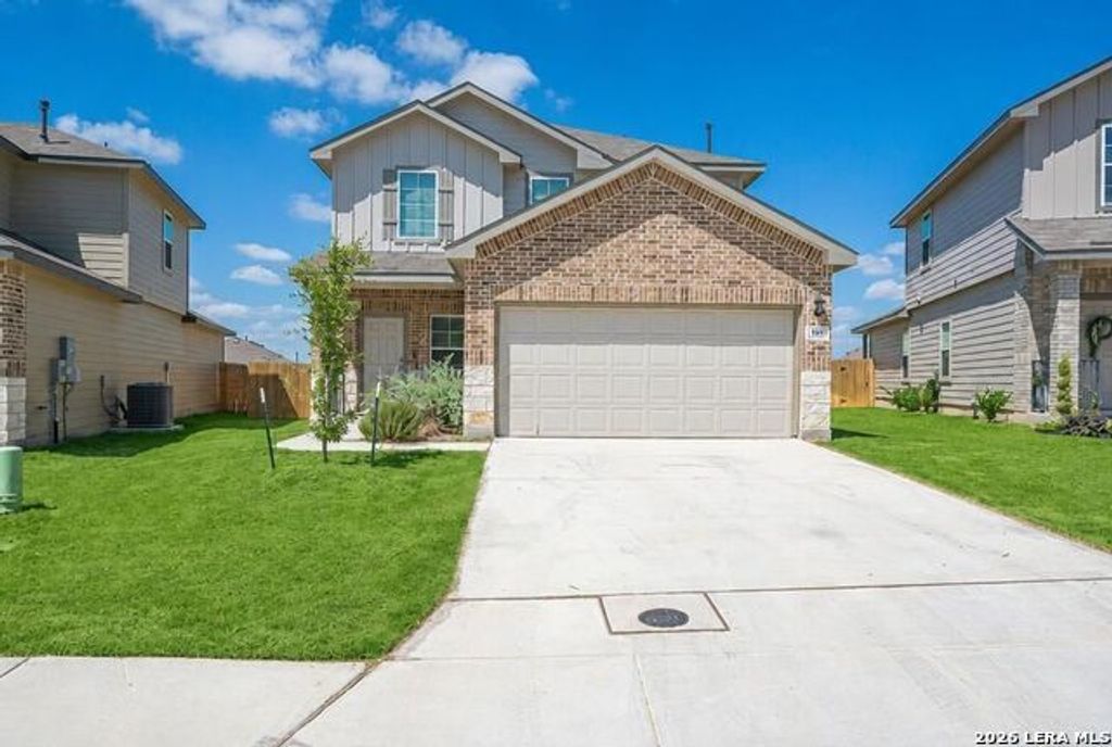 105 Chipping Alley, Floresville