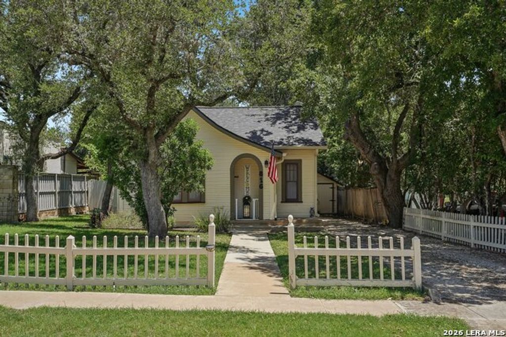 816 Wheless Ave, Kerrville