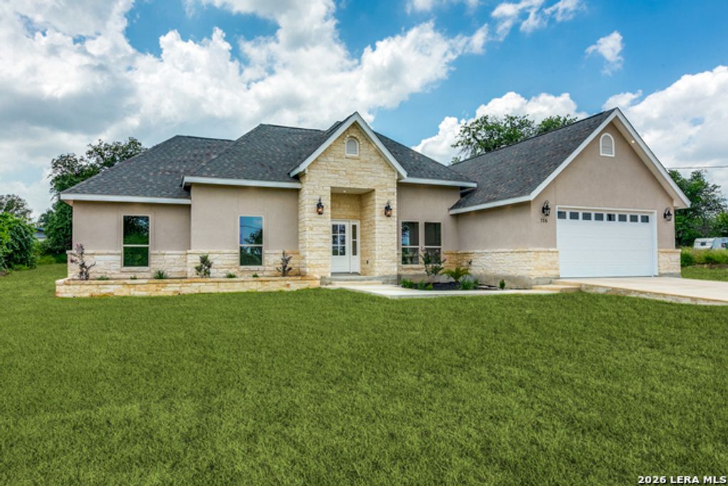 716 County Road 6847, Lytle