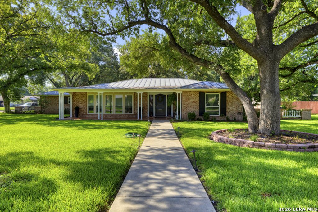 921 Maple, Uvalde