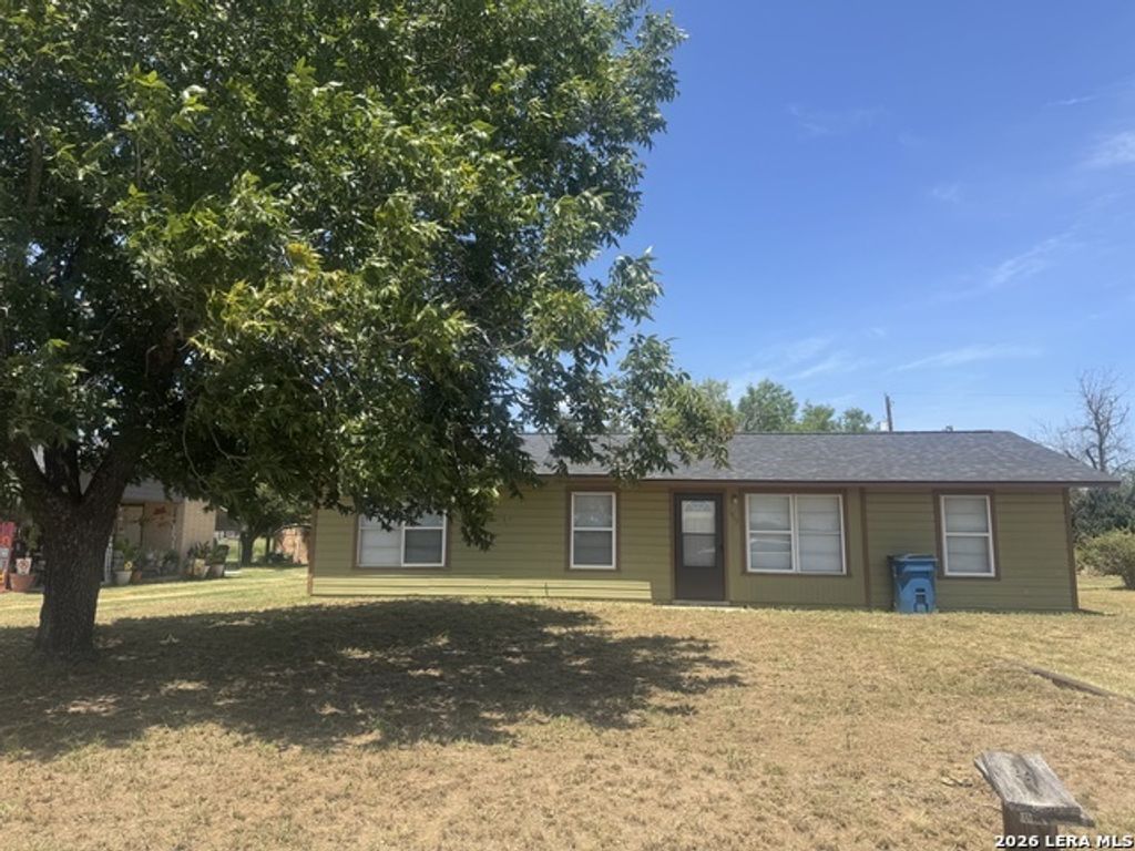 1713 S Pecan, Pearsall