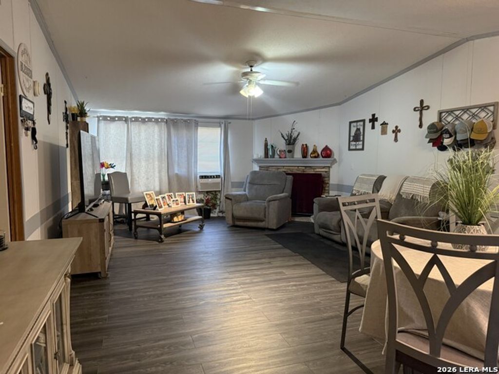 276 County Road 7710, Devine