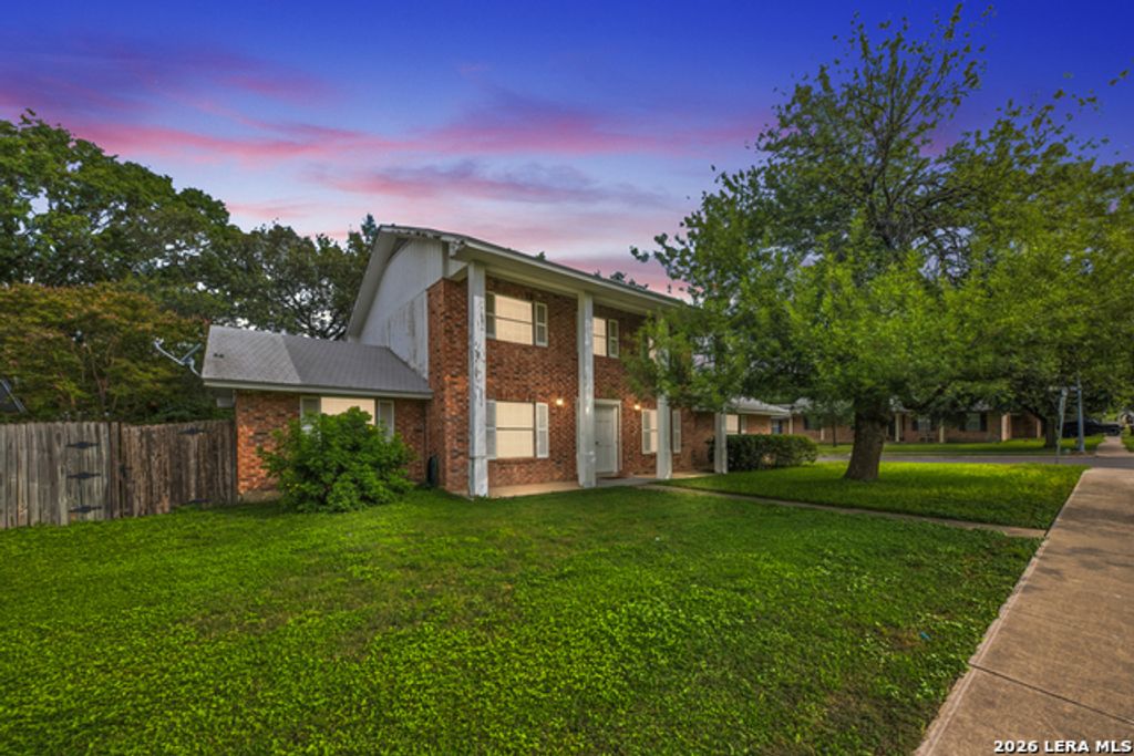 5827 Grass Hill Dr, Leon Valley