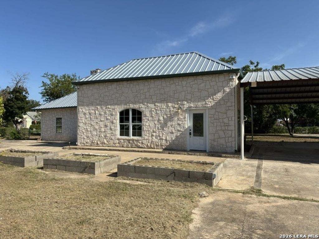 110 Tyler Ave, Sabinal