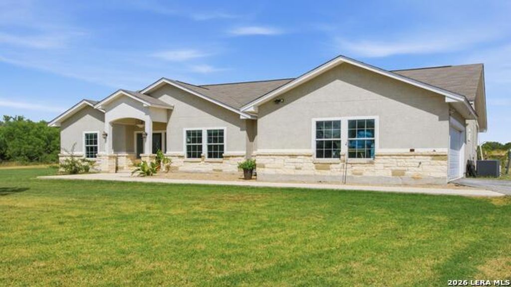 105 Hidden Haven, Floresville