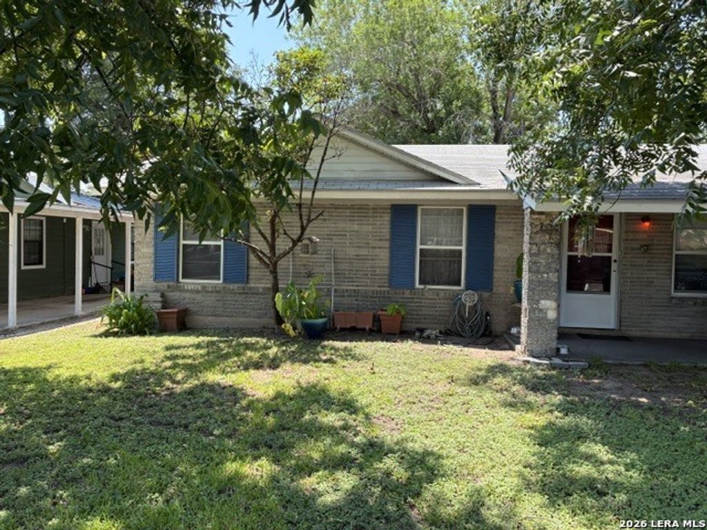 613 Old Carrizo Rd, Uvalde