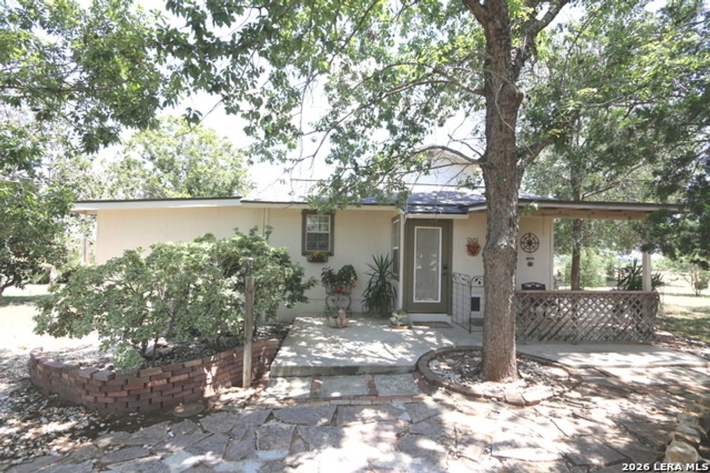 1657 County Road 124, Floresville