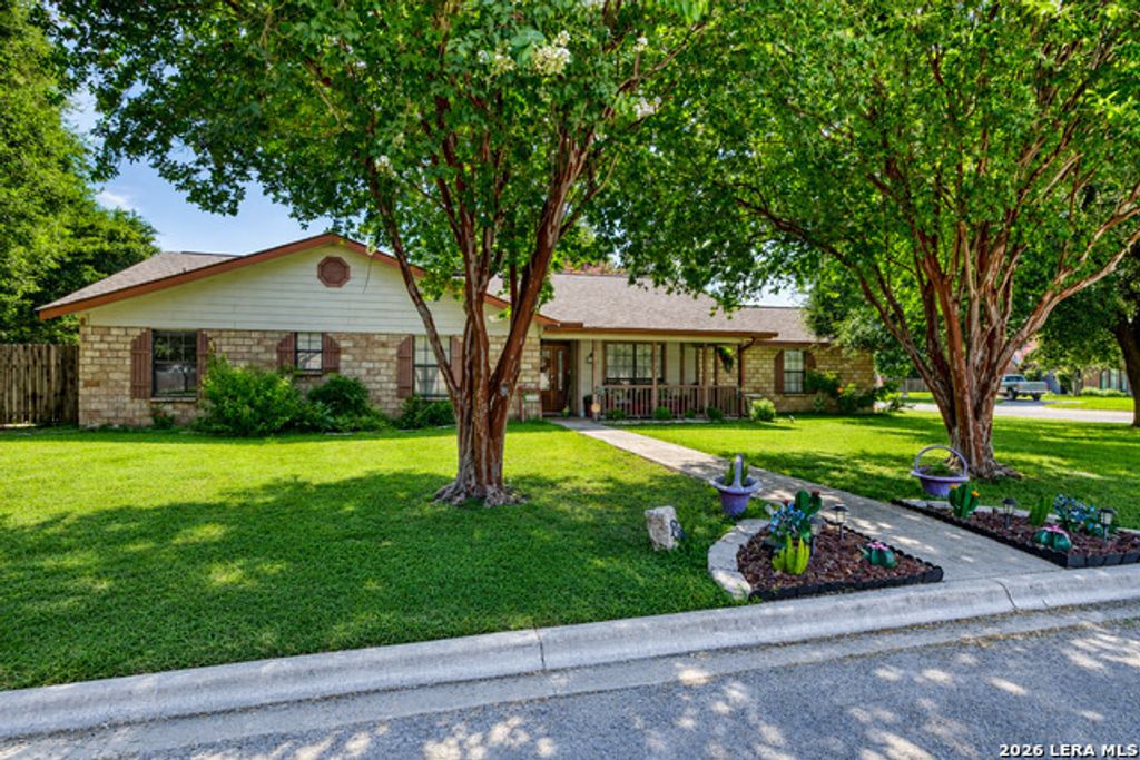 841 Sunnyvale Pl, Uvalde