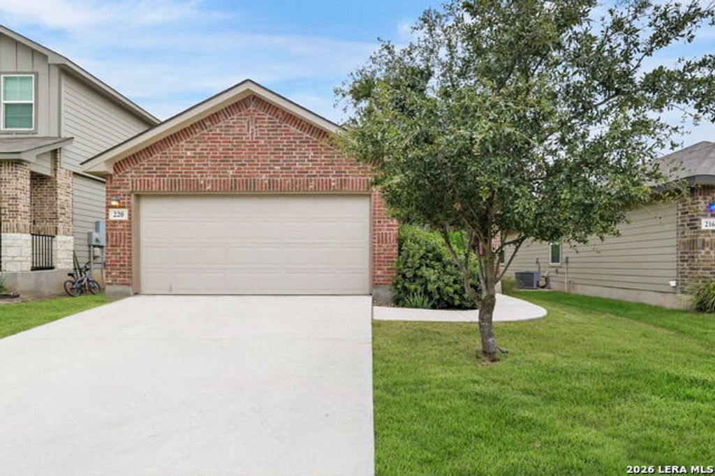 220 Middle Green Loop, Floresville