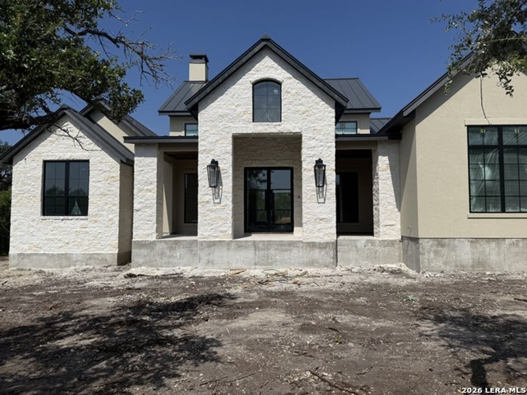 121 Standing Tall, Boerne