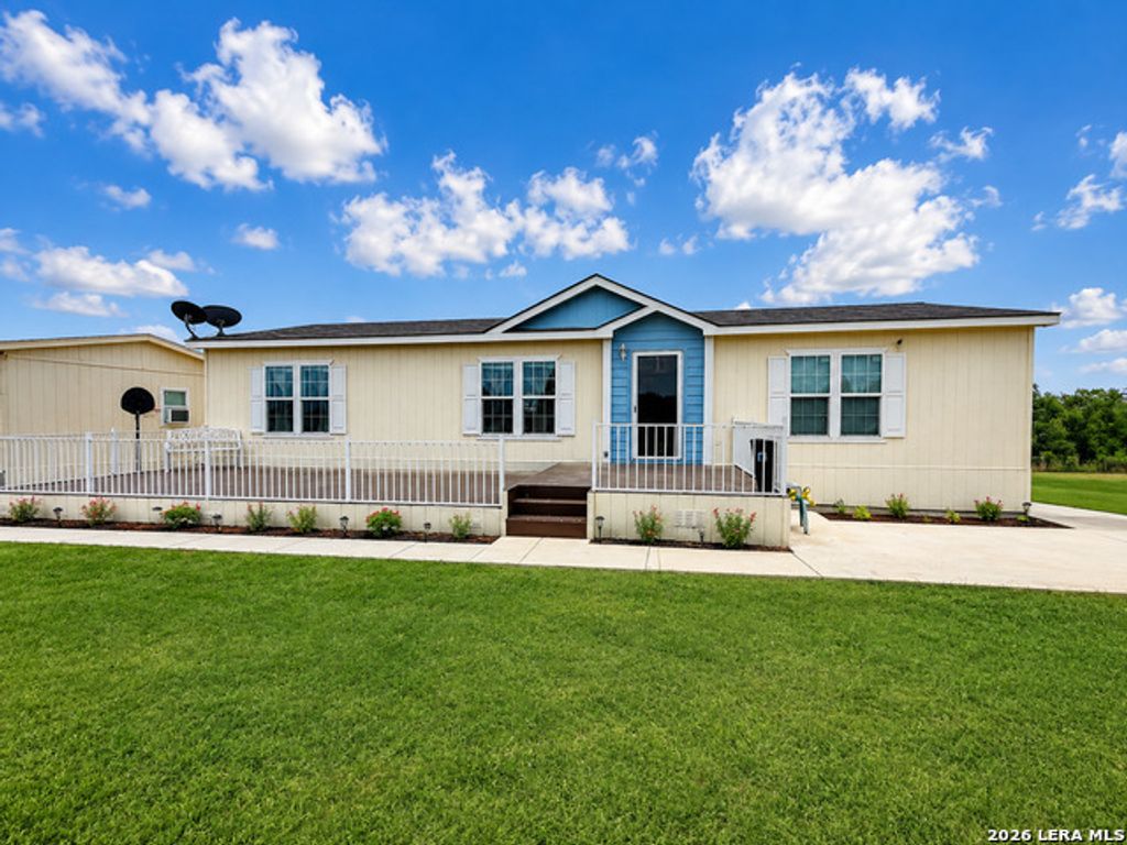 156 County Road 7752, Devine