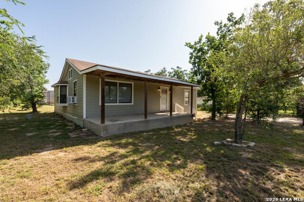 620 Viewpoint Dr, Poteet